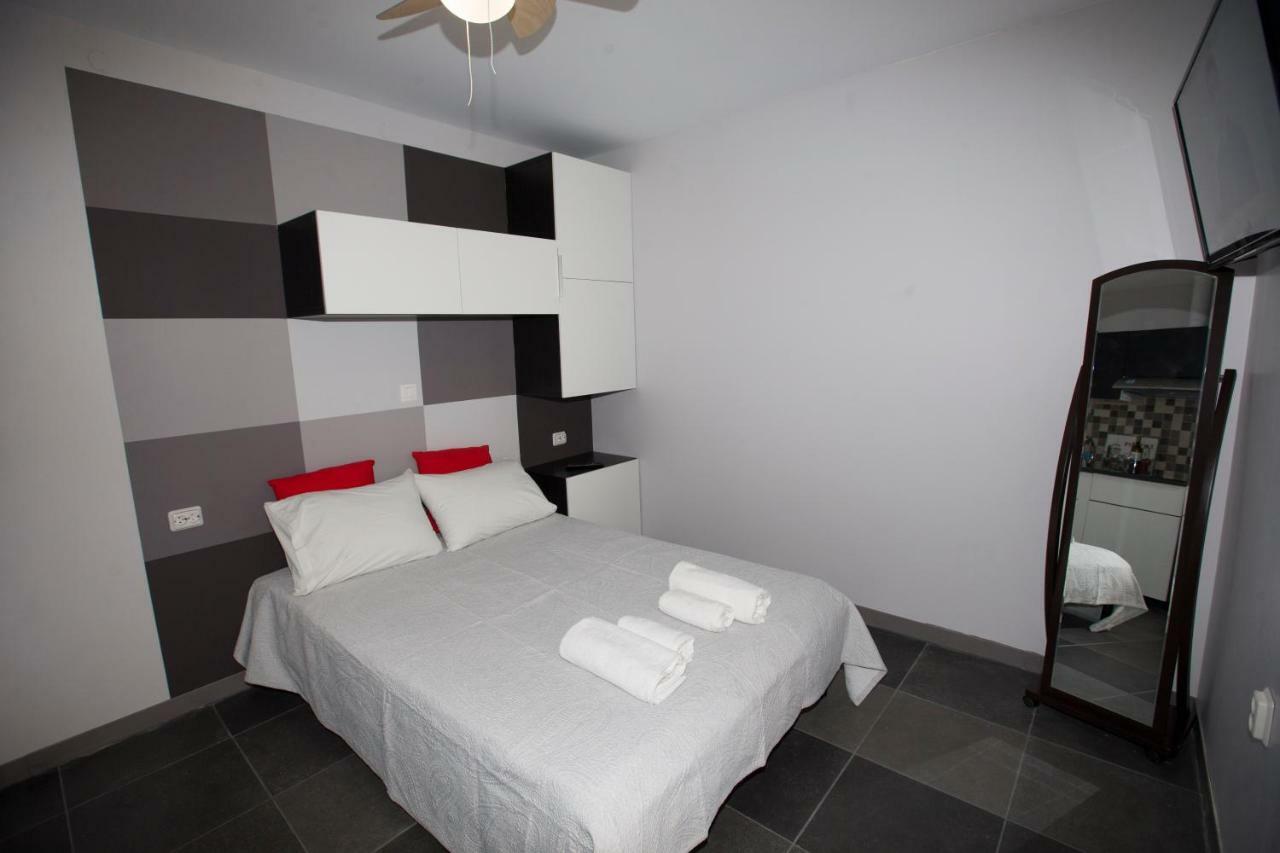 Trendy Living In Monastiraki Apartment